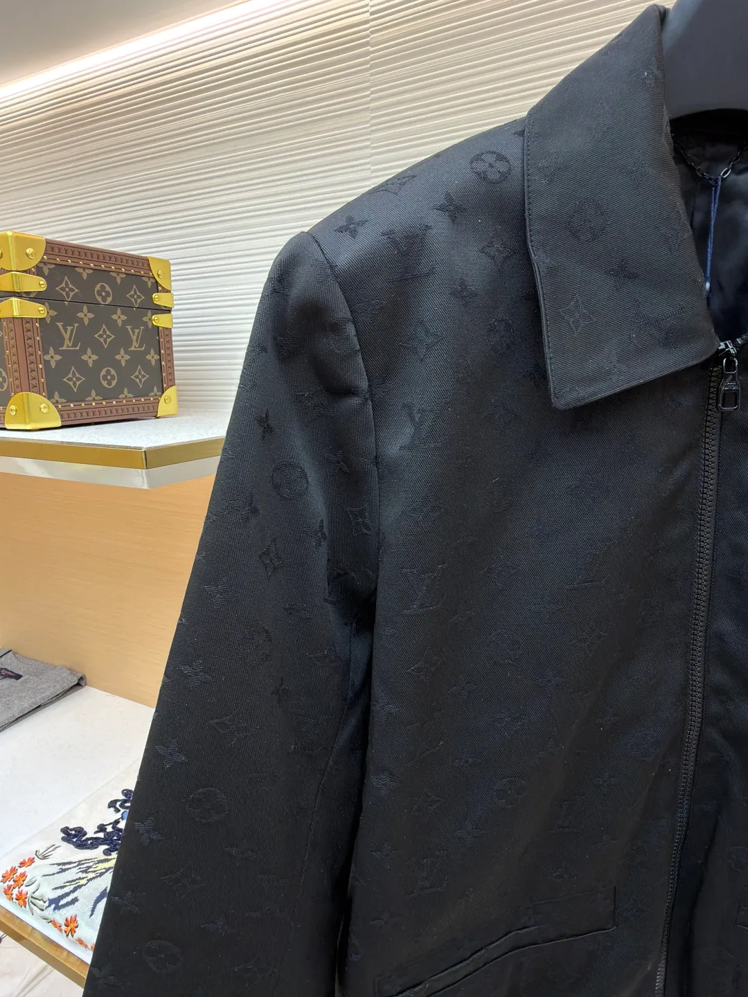 LOUIS VUITTON jacquard cotton wool tunic jacket ●Original version: Purchased and developed for 27100 ●Item number: 1681668-C30 ●Fabric: wool fabric ●Technology: jacquard production ●Color: black ●Version: fitted version ●Weight: about 880 grams ●Size: 46-48-50-52 ●Description: Made of 100% wool, custom-woven products, starting from 1000 meters. The zipper adopts train pull teeth, and the brand logo is laser engraved on the logo resin slider. Buttons are custom-made with metal electroplating and color spraying. The fabric is made of jacquard, imported multi-gauge custom weaving, and it takes 40 minutes to weave one cubic meter. The lining is made of 100% Tencel custom-woven jacquard logo. Every detail is restored 1:1 to the original version. Clean tailoring meets modern style in this belted jacket. Sheep wool creates a classic silhouette, while all-over Monogram jacquard adds subtle texture. The elastic waist gives it a sporty look, and welt pockets add a formal touch. The overall wiring is straight and delicate, the fabric is comfortable and soft, and the color is consistent without color difference. It can be matched with the same style to create a fashionable look and control various occasions. Customized accessories, complete with three standards, same style for men and women!